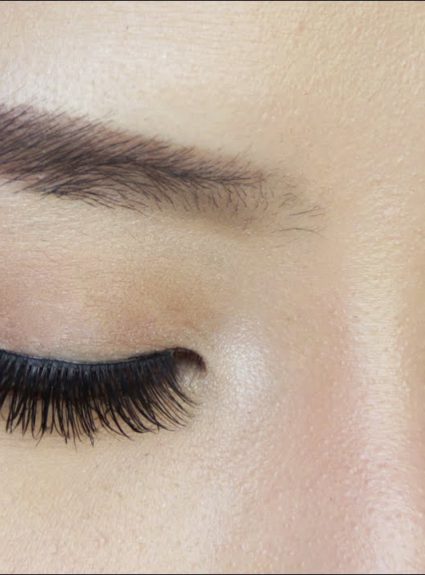 How to apply false eyelashes