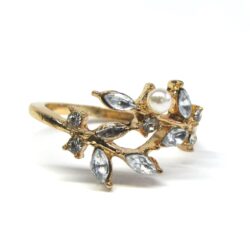 Overlapping Zirconia Leaf & Pearl Ring